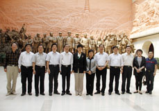 趙實一行參觀延安革命紀(jì)念館