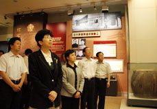 趙實一行參觀延安革命紀(jì)念館