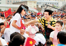 藝術(shù)家在延安開展大型文藝演出活動