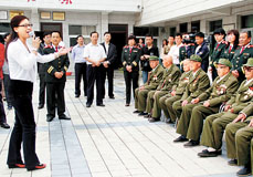 藝術(shù)家在延安開展文藝慰問活動