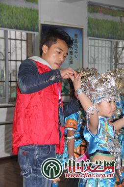 志愿者老師學生跳舞 中國文藝網 吳月玲 攝